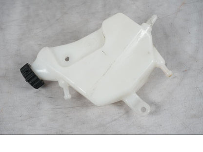 Framsidan på Vattenexpansionskärl från en KTM 690 Duke -2015 motorcykel.