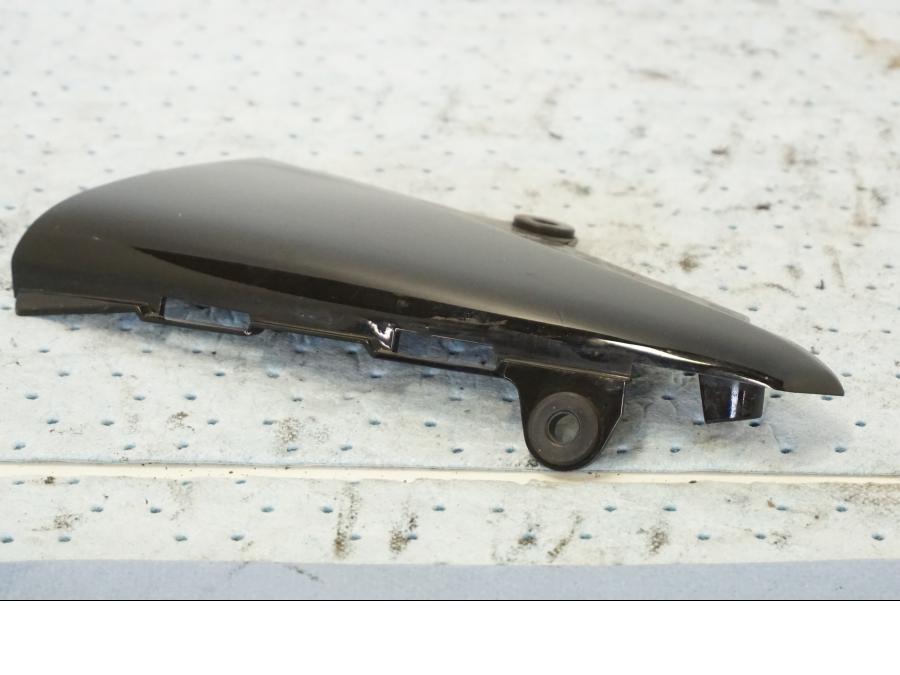 Vänster sida på Bensintankskåpa från en Suzuki GSX 1300 BK -2008 motorcykel.