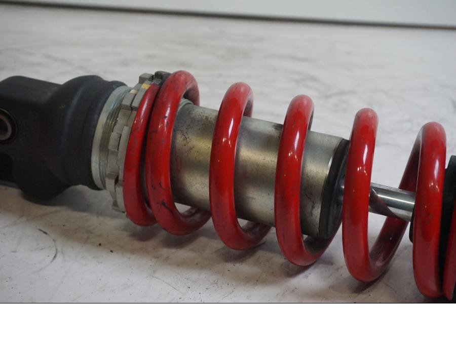 Höger sida på Stötdämpare från en Triumph Speed Triple -2011 motorcykel.