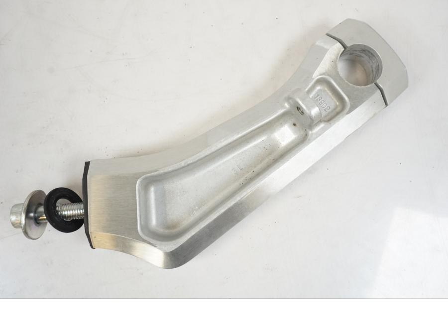 Snett nerifrån på Styrfäste från en Suzuki VZR 1800 -2009 motorcykel.