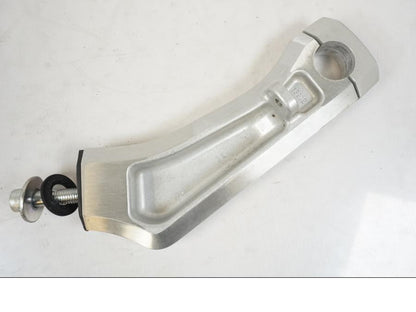 Snett nerifrån på Styrfäste från en Suzuki VZR 1800 -2009 motorcykel.