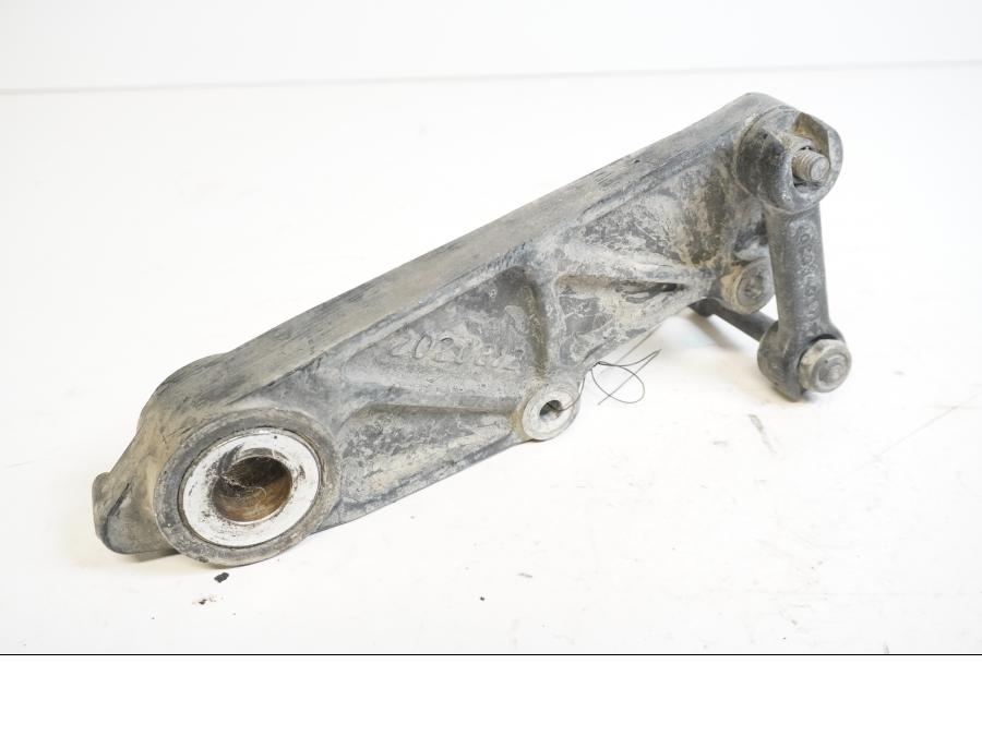 Baksidan på <p>Bromsoksfäste bak från Triumph Tiger 955 2002.</p>

<p>Svingfästet.</p> motorcykel.