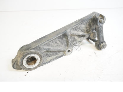 Baksidan på <p>Bromsoksfäste bak från Triumph Tiger 955 2002.</p>

<p>Svingfästet.</p> motorcykel.