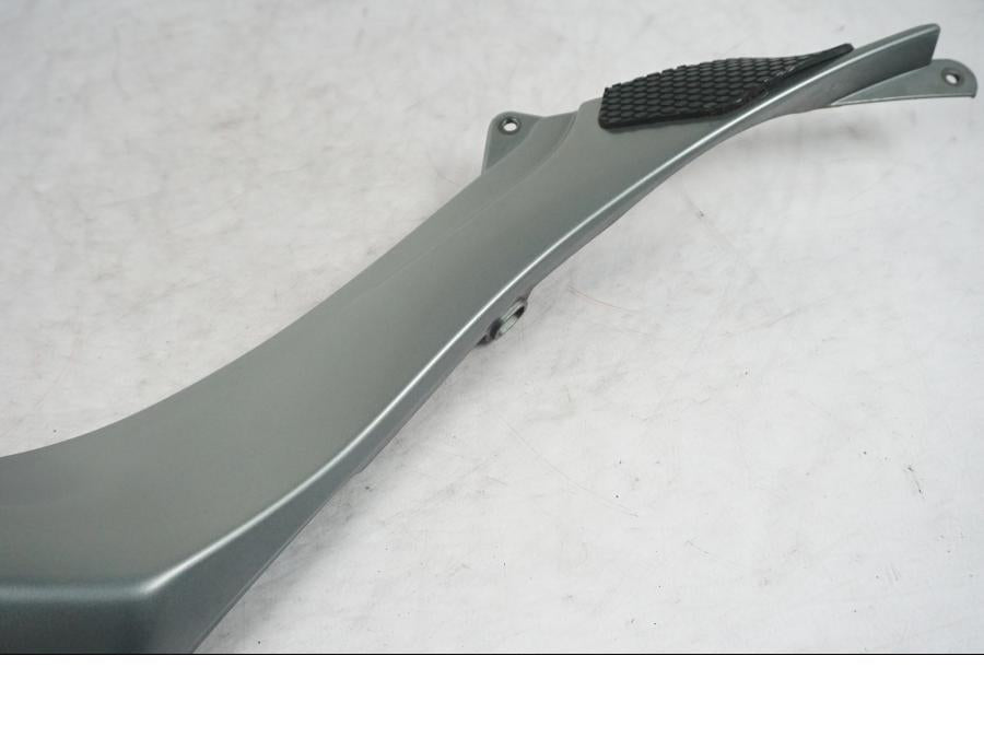 Snett uppifrån på Sidopanel från en BMW R 1200 R -2007 motorcykel.