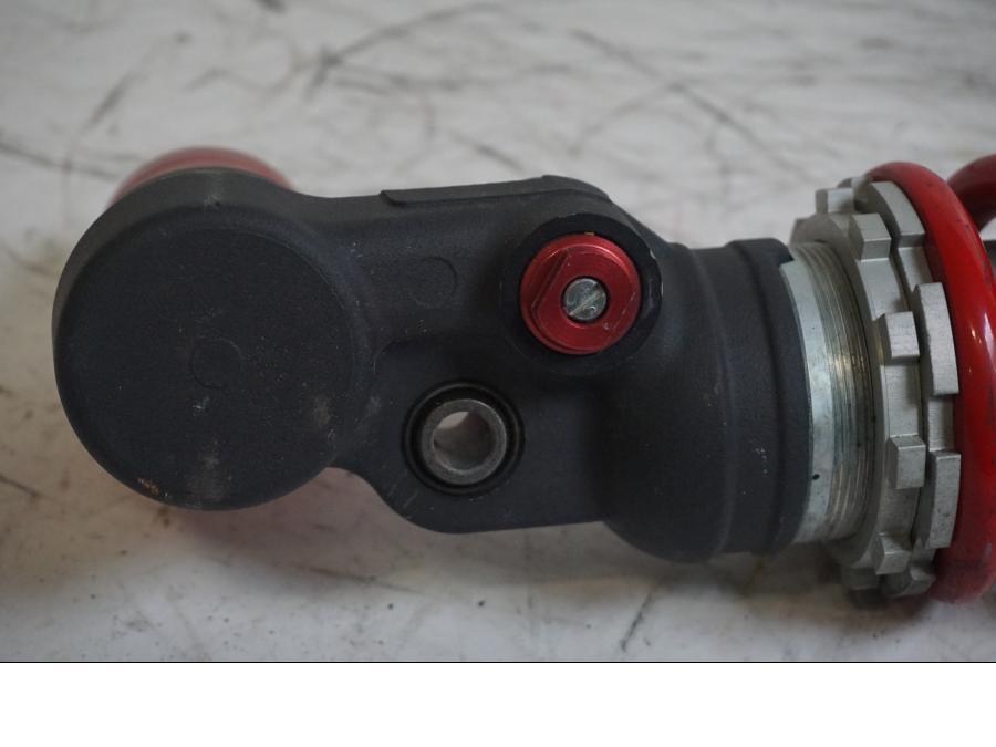 Snett uppifrån på Stötdämpare från en Triumph Speed Triple -2011 motorcykel.