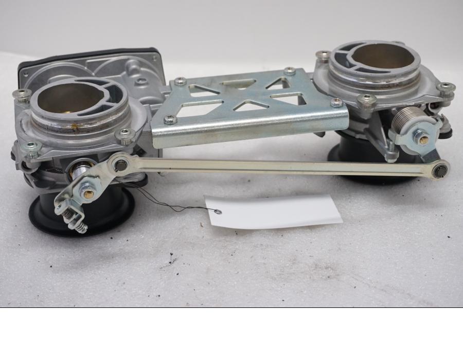 Höger sida på Spjällhus från en Ducati Monster 1200 -2015 motorcykel.