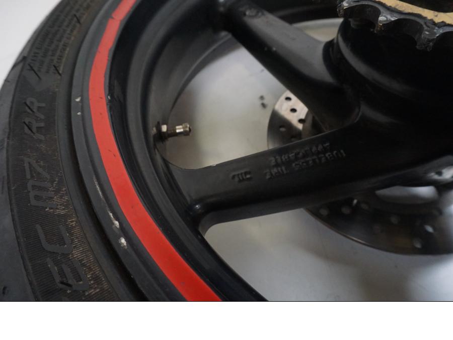 Vänster sida på Hjulpaket från en Aprilia RS 250 -1998 motorcykel.