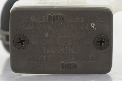 Vänster sida på Bromsvätskebehållare från en Suzuki SV 650 S -2005 motorcykel.