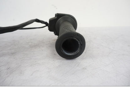 Snett uppifrån på Gasreglage från en KTM 1290 Super Duke R -2021 motorcykel.