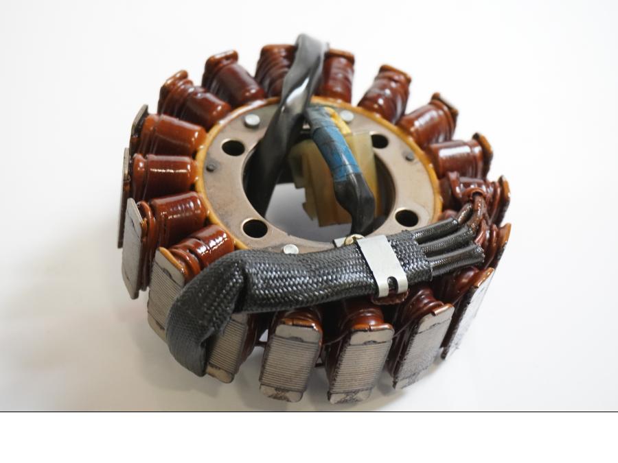 Framsidan på Generator från en Honda CBR 1100 XX -1998 motorcykel.