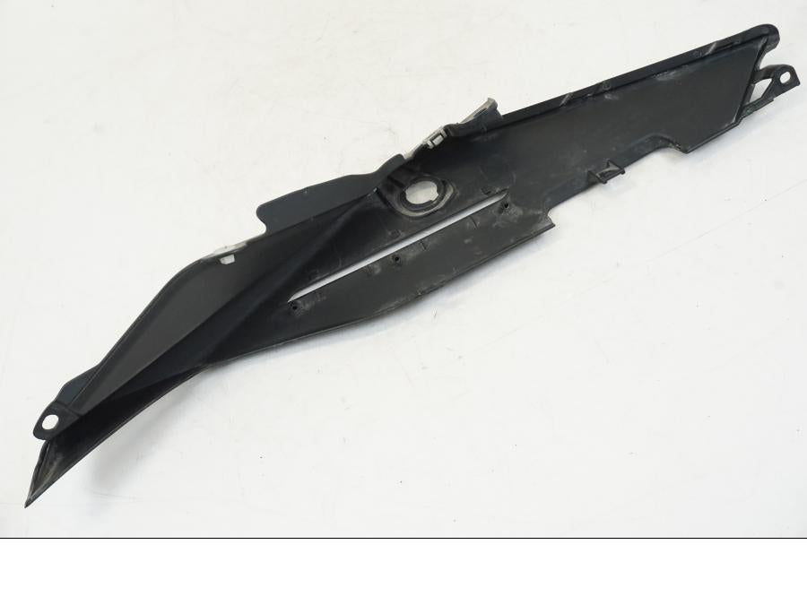 Snett nerifrån på Bakvinge från en Aprilia Tuono V4R -2011 motorcykel.