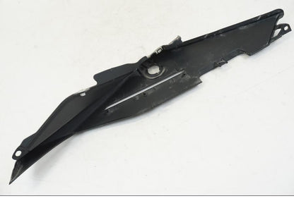 Snett nerifrån på Bakvinge från en Aprilia Tuono V4R -2011 motorcykel.