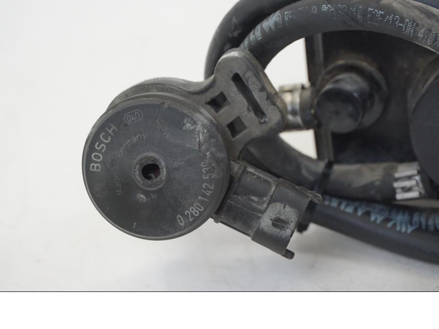 Baksidan på Fuel Evap System från en Ducati Streetfighter V4 -2020 motorcykel.