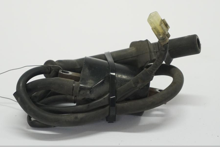 Framsidan på Tändspole från en Honda VTR 1000 F -2005 motorcykel.