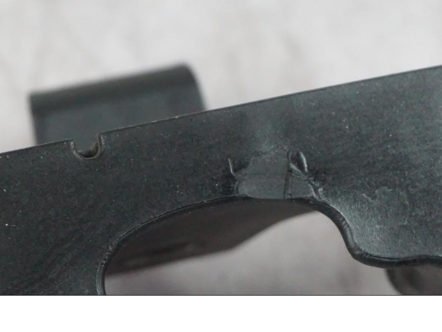 Snett nerifrån på Sadelfäste från en Ducati Multistrada V4 -2024 motorcykel.