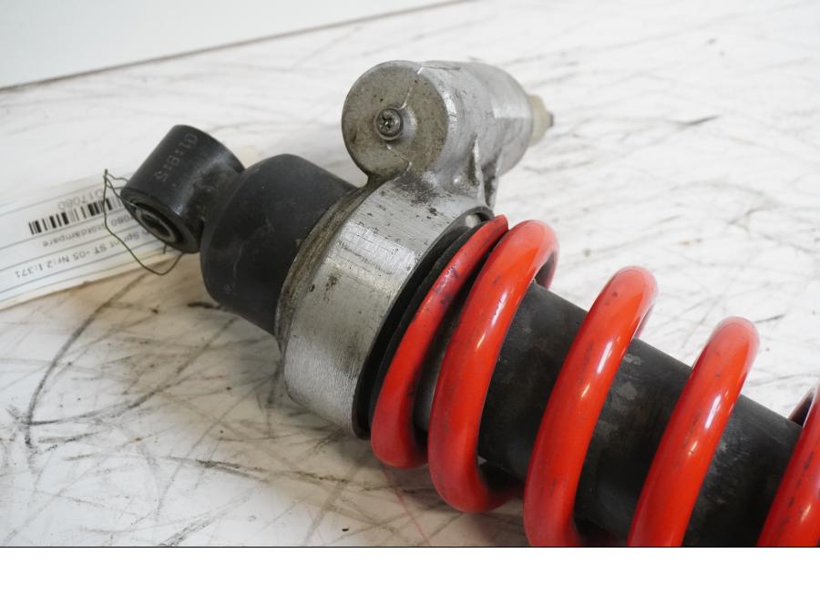 Snett uppifrån på Stötdämpare från en Triumph Sprint ST -2005 motorcykel.