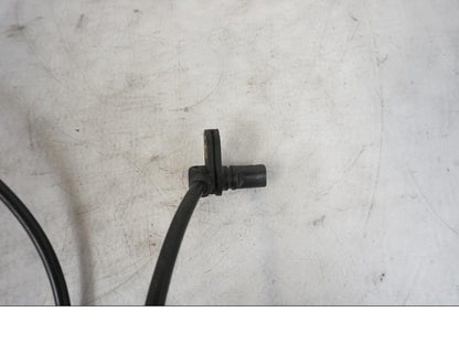 Snett nerifrån på ABS givare från en KTM 690 Duke -2014 motorcykel.