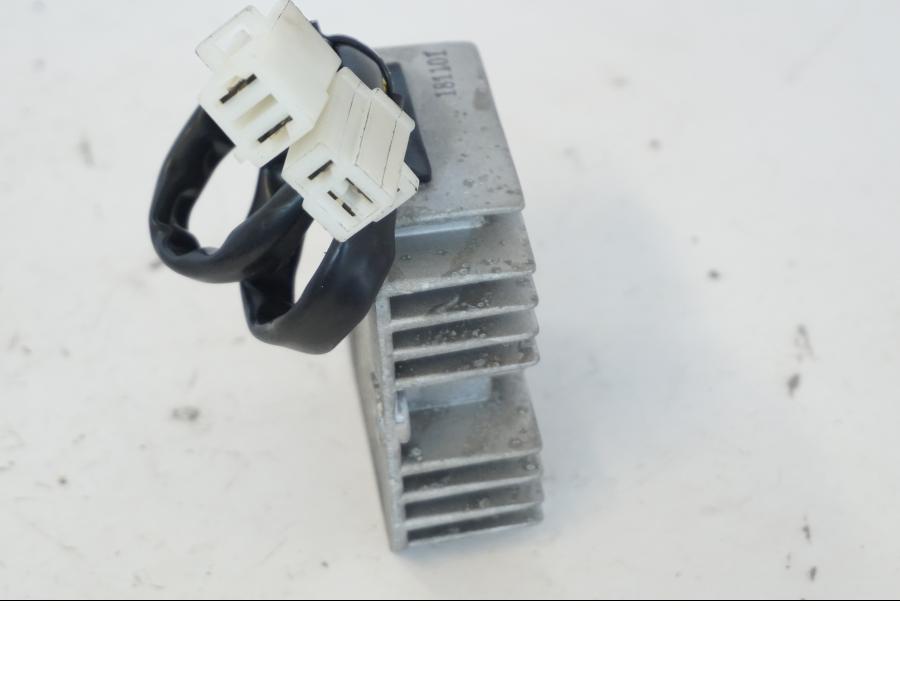 Vänster sida på Likriktare från en Kymco Agility 125 -2019 scooter.