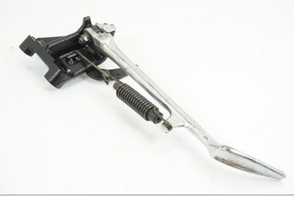 Framsidan på Sidostöd från en Yamaha XVS 1100 -2001 motorcykel.