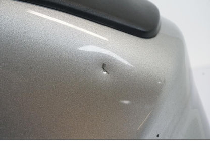 Snett nerifrån på Bensintank från en Honda NT 700 -2008 motorcykel.