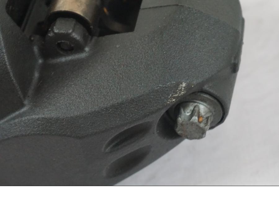 Snett nerifrån på Bromsok från en Kawasaki ZZ-R 1400 -2009 motorcykel.