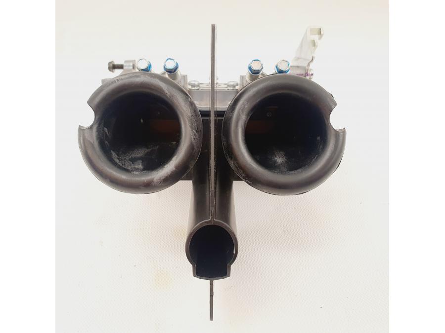 Snett nerifrån på Spjällhus från en Honda CB 500 F -2013 motorcykel.