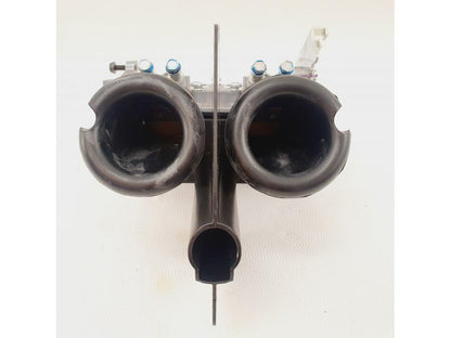 Snett nerifrån på Spjällhus från en Honda CB 500 F -2013 motorcykel.