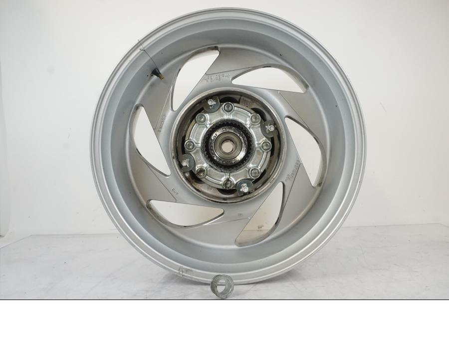 Framsidan på Fälg från en Suzuki VZR 1800 -2009 motorcykel.