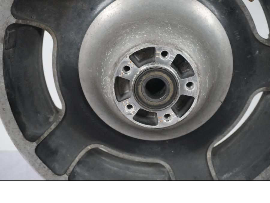 Höger sida på Fälg från en H-D Touring Street Glide FLHX -2009 motorcykel.