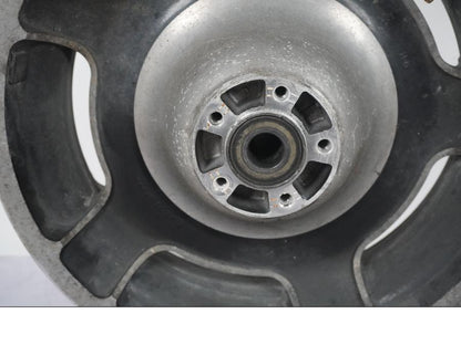 Höger sida på Fälg från en H-D Touring Street Glide FLHX -2009 motorcykel.