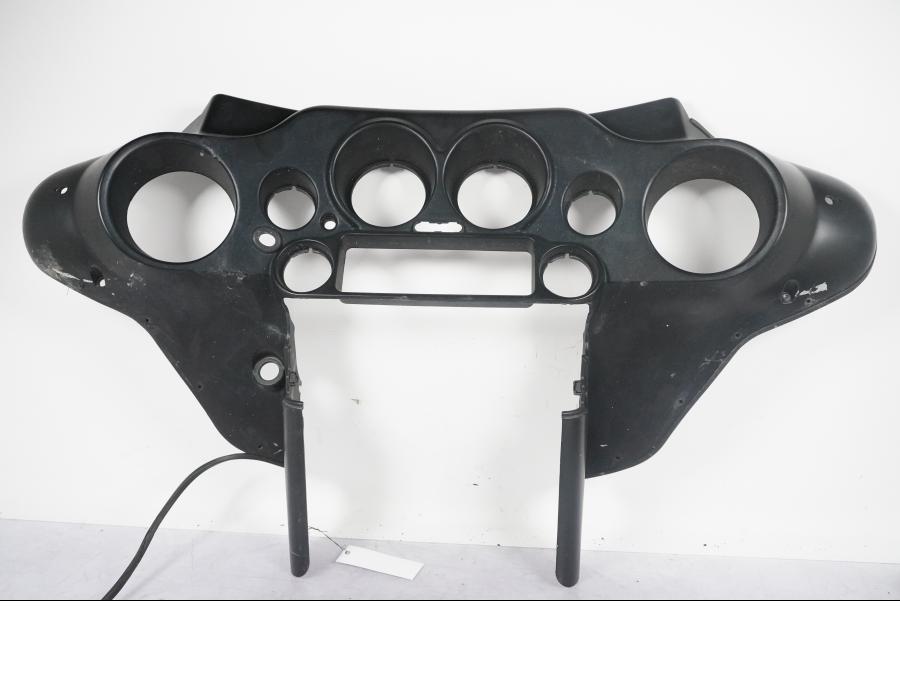 Framsidan på Instrumentkåpa från en H-D Touring Street Glide FLHX -2009 motorcykel.