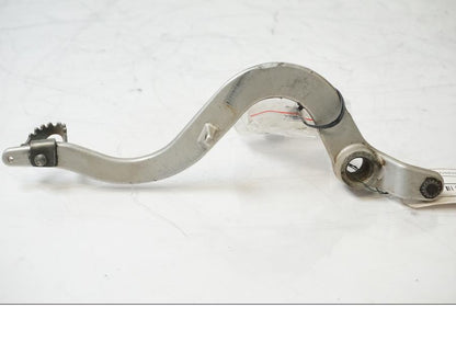 Snett uppifrån på <p>Bromspedal från Husqvarna TE 310 2009.</p>

<p>Skavmärke finns se bild.</p> motorcykel.