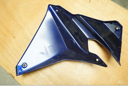 Snett nerifrån på Sidkåpa från en Yamaha MT-07 Tracer -2016 motorcykel.