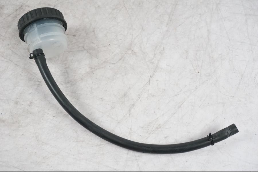 Framsidan på Bromsvätskebehållare från en Ducati Multistrada V4 -2024 motorcykel.