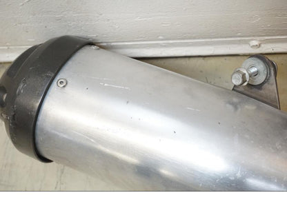 Snett uppifrån på Avgassystem från en Yamaha YZF-R 125 -2009 motorcykel.