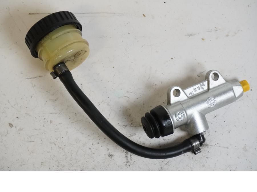 Framsidan på Bromshuvudcylinder från en BMW K 1200 R Sport -2007 motorcykel.