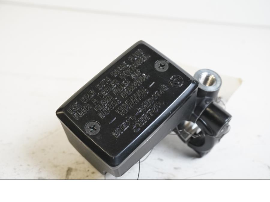 Baksidan på Bromshuvudcylinder från en Yamaha MT-07 Tracer -2016 motorcykel.