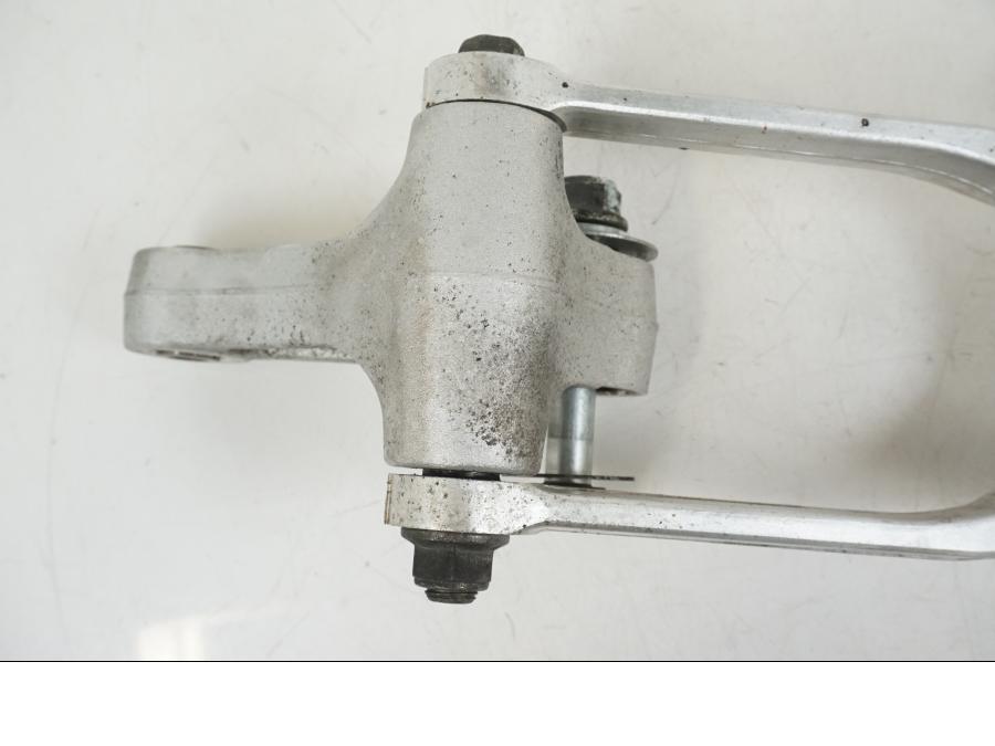 Snett nerifrån på Stötdämparlänkage från en Suzuki GSX-R 1000 -2007 motorcykel.