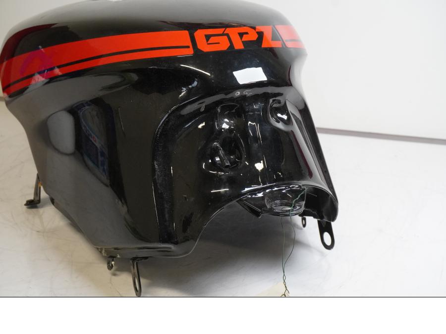 Baksidan på Bensintank från en Kawasaki GPZ 500 -1988 motorcykel.