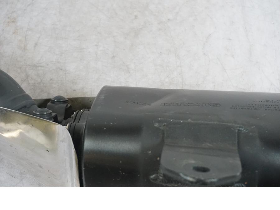 Snett nerifrån på Ljuddämpare från en Suzuki GSX-R 1000 -2007 motorcykel.