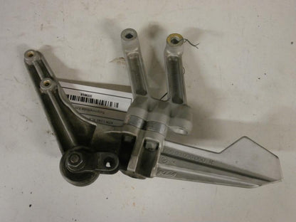 Baksidan på Fotpinnefäste från en KTM RC8 -2008 motorcykel.