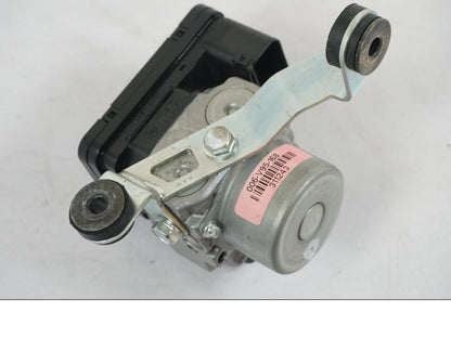 Vänster sida på ABS Modulator från en Kawasaki Z 900 -2021 motorcykel.