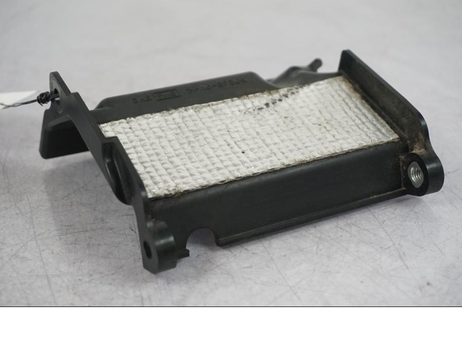 Vänster sida på Värmeskydd från en Suzuki VZ 800 -2000 motorcykel.