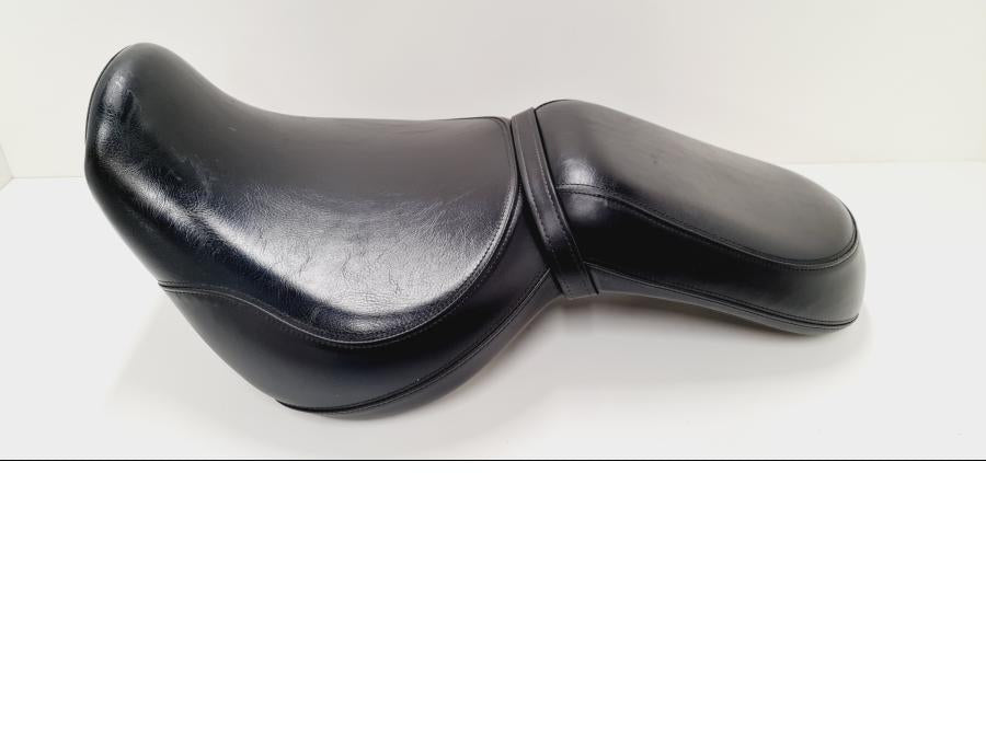 Baksidan på Sadel från en Kawasaki VN 900 -2007 motorcykel.