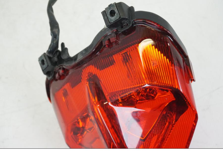 Snett uppifrån på Baklampa från en Yamaha MT-09 -2021 motorcykel.