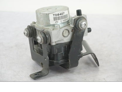 Snett uppifrån på ABS Modulator från en Triumph Tiger Explorer -2013 motorcykel.