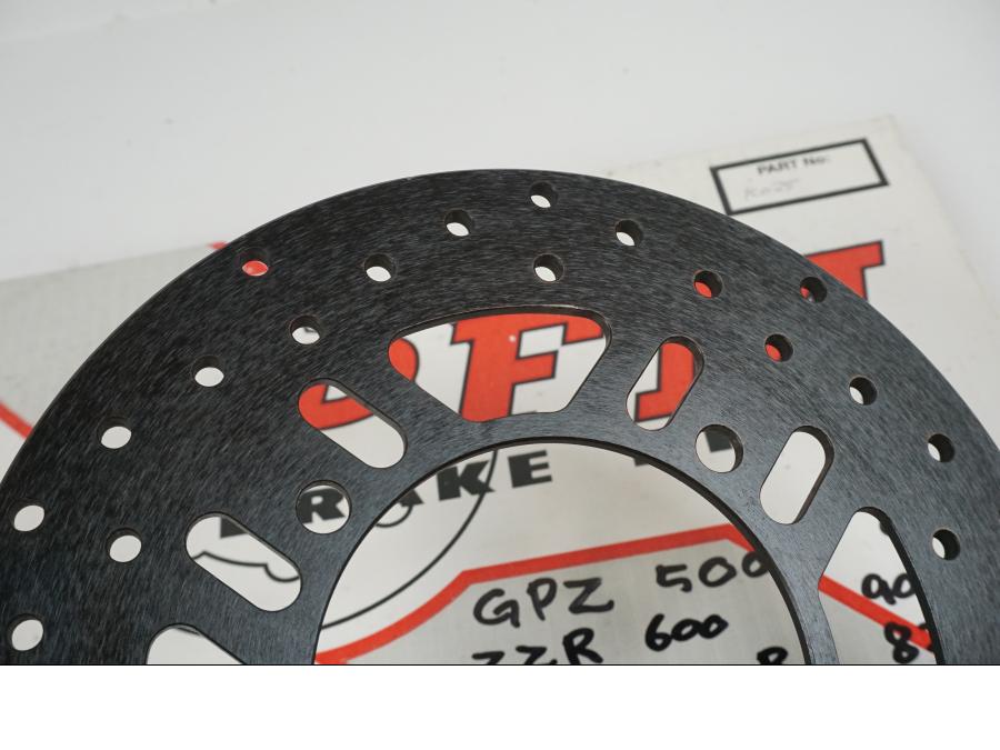 Snett uppifrån på Bromsskiva från en Kawasaki Zephyr 750 -1998 motorcykel.