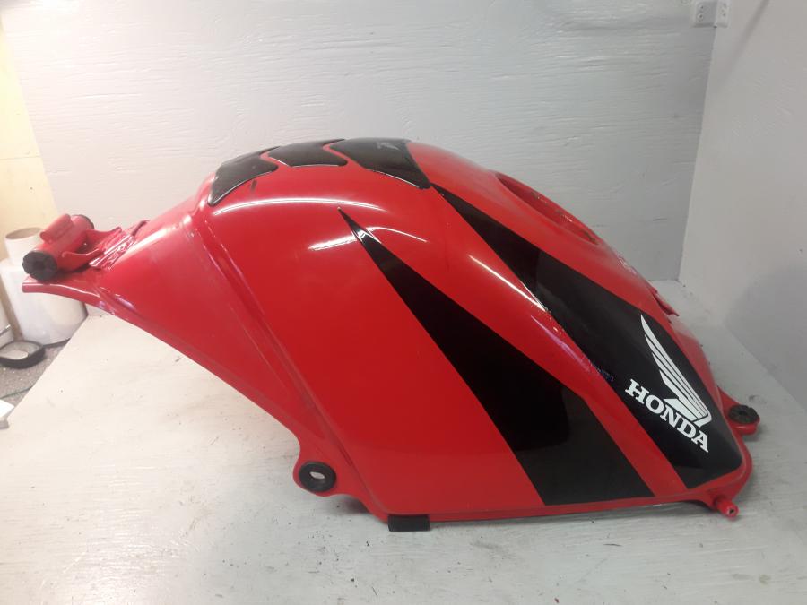 Baksidan på Bensintank från en Honda CBR 125 R -2008 motorcykel.