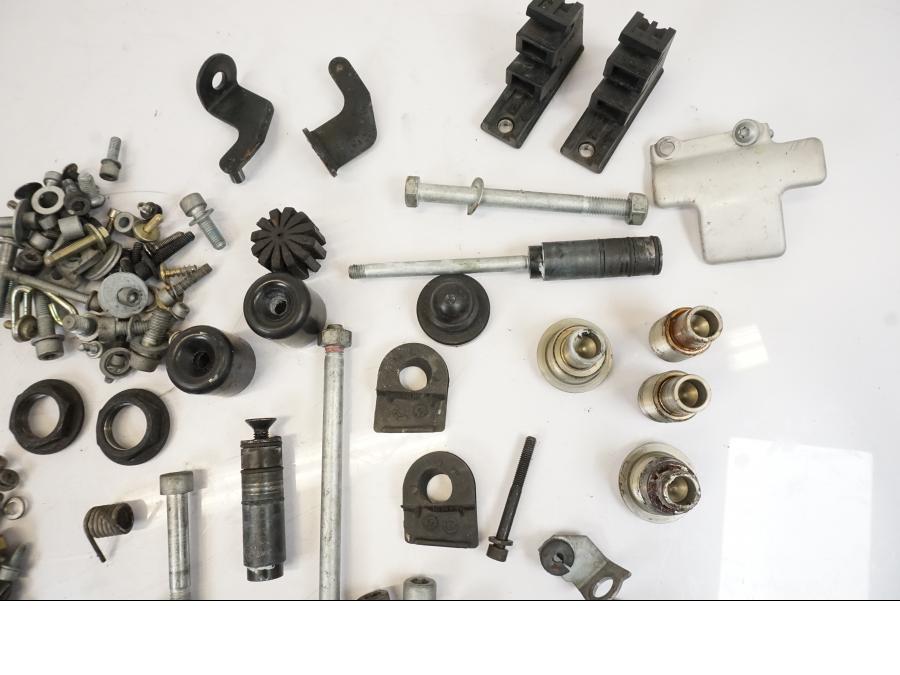 Höger sida på Skruv / Mutter etc från en BMW R 1150 RS -2003 motorcykel.