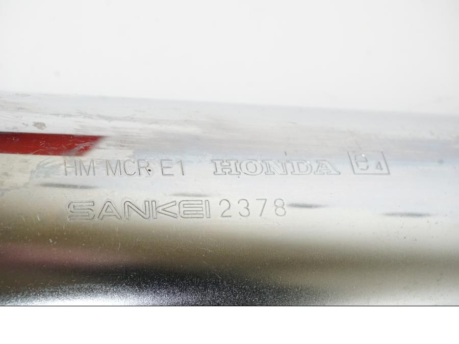 Vänster sida på Ljuddämpare från en Honda VT 750 DC SPIRIT -2001 motorcykel.